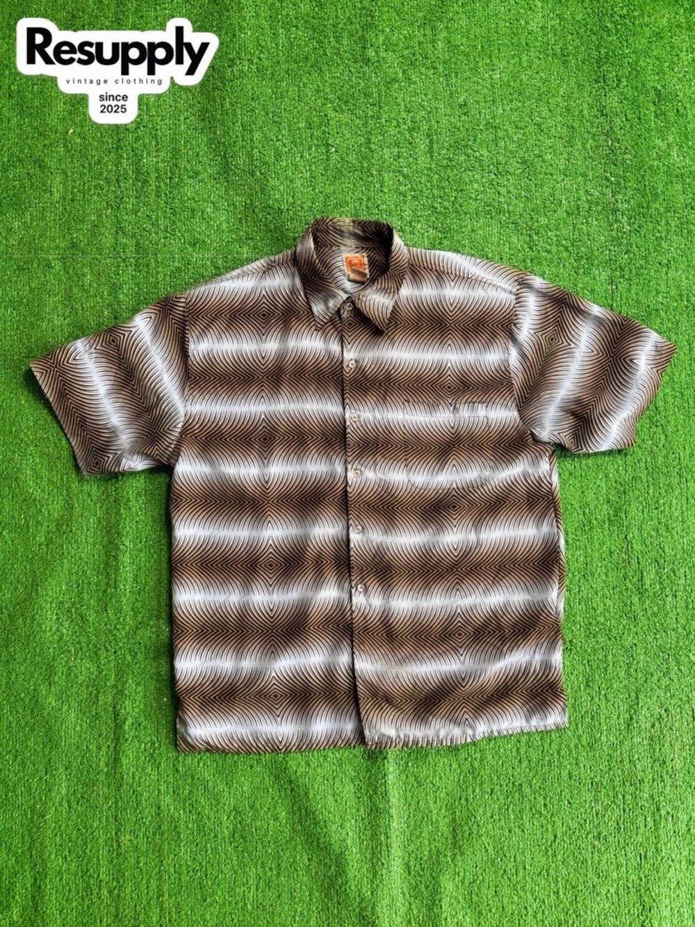 90s Old Skool Button Up Shirt Size Large
- Brown & White